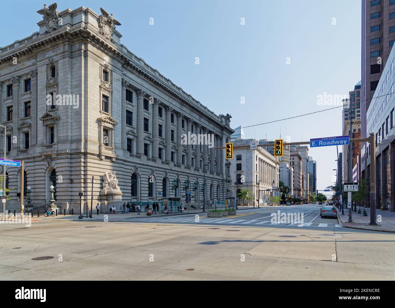 Howard M. Metzenbaum U.S. Courthouse, vom öffentlichen Platz in Cleveland aus gesehen. Das Wahrzeichen aus grauem Granit wurde in1910 errichtet. Stockfoto