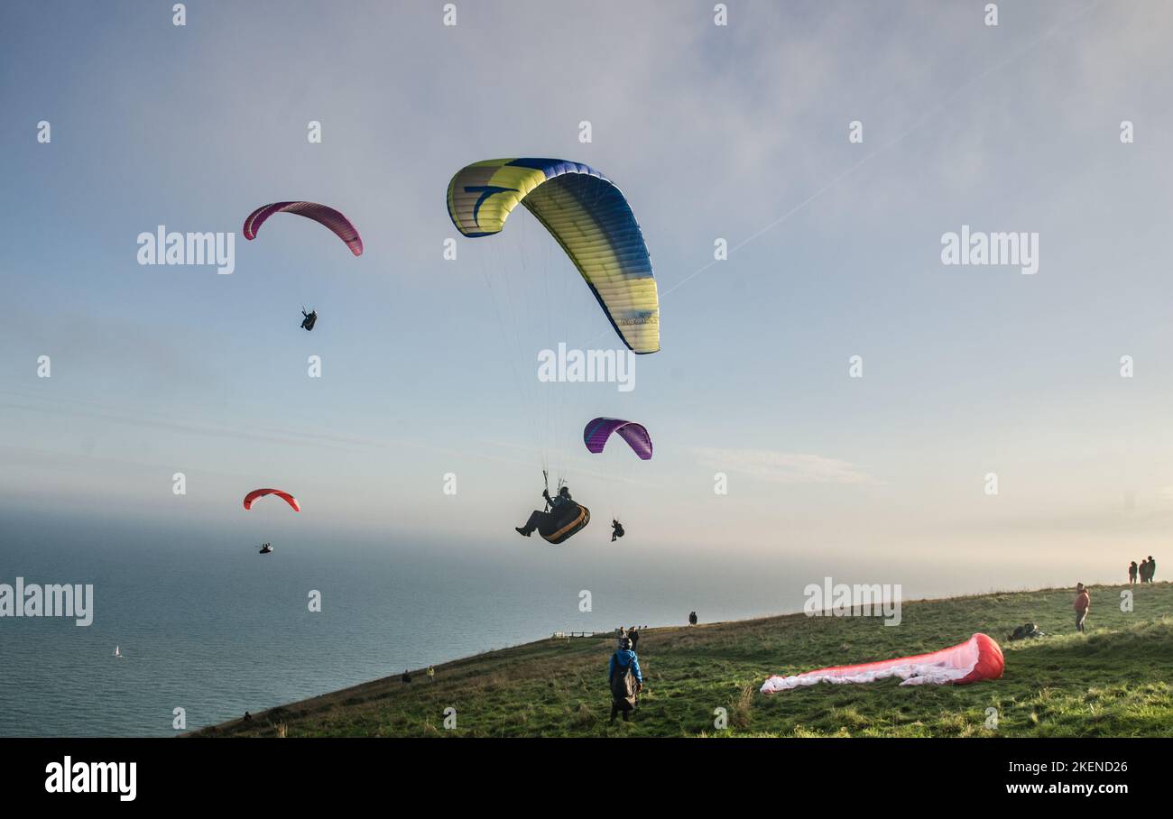 Beachy Head, Eastbourne, East Sussex, Großbritannien. 13.. November 2022. Der Südwind bringt Gleitschirmflieger wieder an den herrlichen Ort an den Sussex Downs westlich von Eastbourne. Kredit: David Burr/Alamy Live Nachrichten Stockfoto