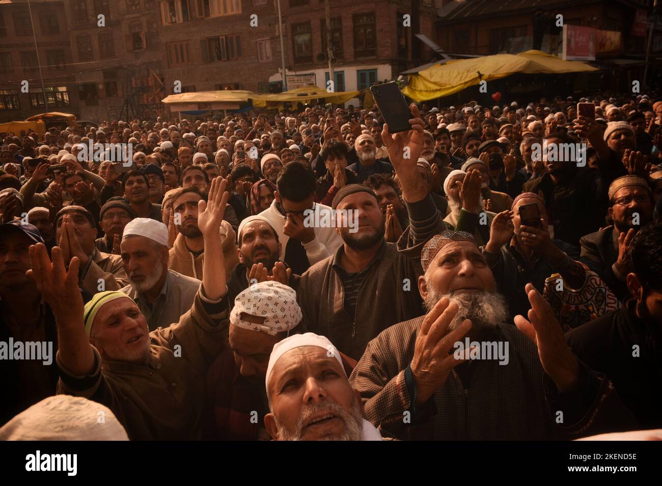 Srinagar, Indien. 11.. November 2022. Muslimische Anhänger beten, während der Hauptpriester des Schreins (nicht abgebildet) nach dem jährlichen Urs (Jahrestag) im Schrein des muslimischen Predigers und heiligen, Sheikh Syed Abdul Qadir Jeelani, in Srinagar, der Sommerhauptstadt des indischen Kaschmir, am 11. November 2022 heilige Reliquien zeigt. Tausende von Anhängern drängten sich während ihres 11-tägigen Festivals zum Heiligtum, in dem sich die Reliquie des heiligen befindet, um den Urs des heiligen zu feiern. (Foto: Mubashir Hassan/Pacific Press/Sipa USA) Quelle: SIPA USA/Alamy Live News Stockfoto