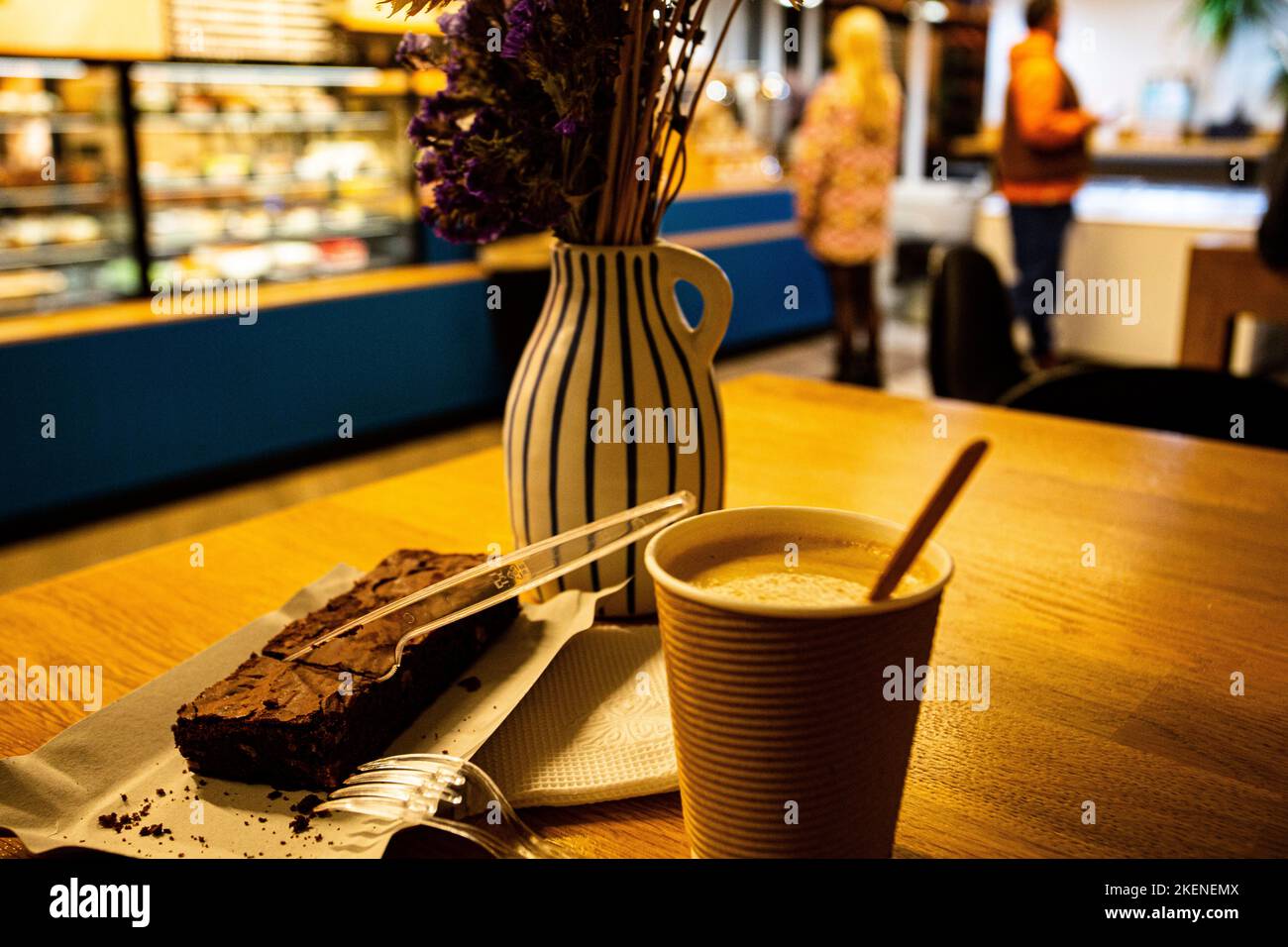 Zivilisierte Formen des städtischen Lebens überleben in Kiew Luftalarme und Stromausfälle treffen die täglichen Realitäten, hier im Podil (Lowtown) Hlibar Café abgebildet. Stockfoto