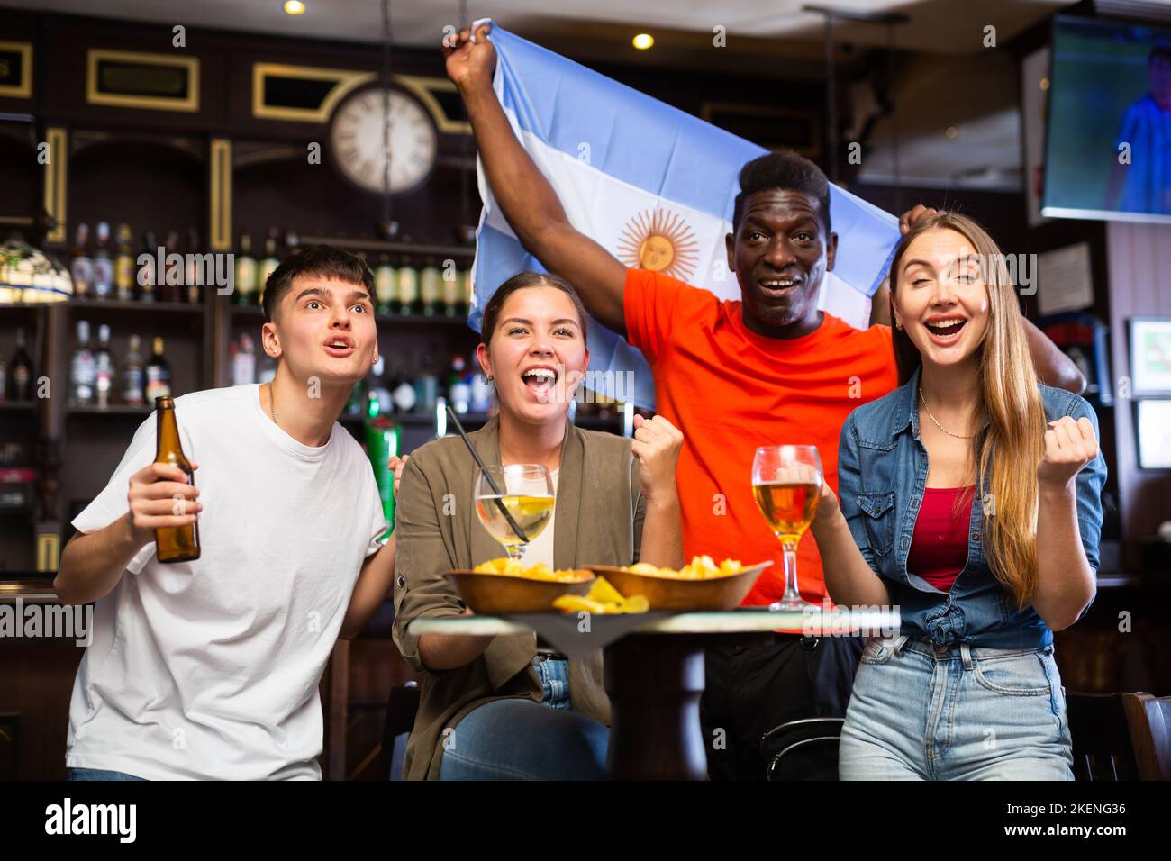 Fröhliche Fans des argentinischen Teams feiern den Sieg in der Nachtbar Stockfoto