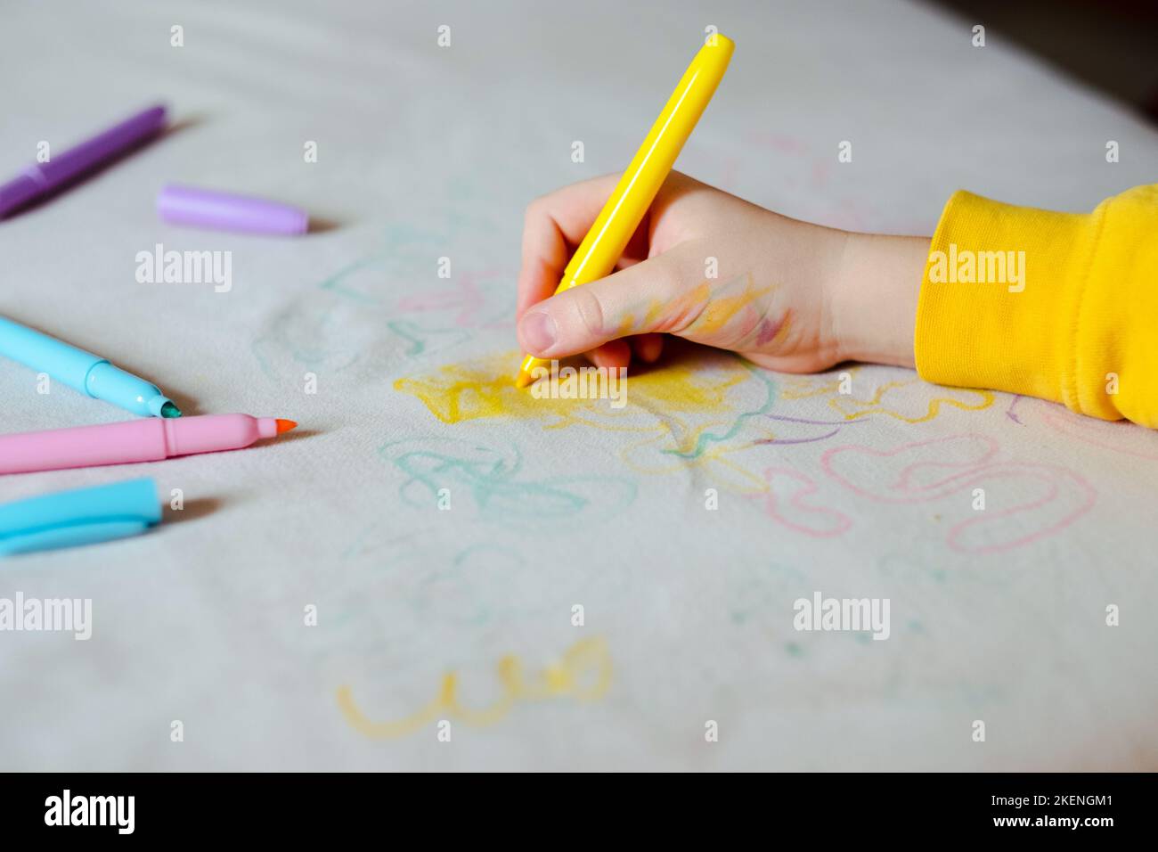 Die Kinderhandzeichnung mit Filzstift auf der Polsterung der Couch. Möbelstoff. Reinigungskonzept Stockfoto