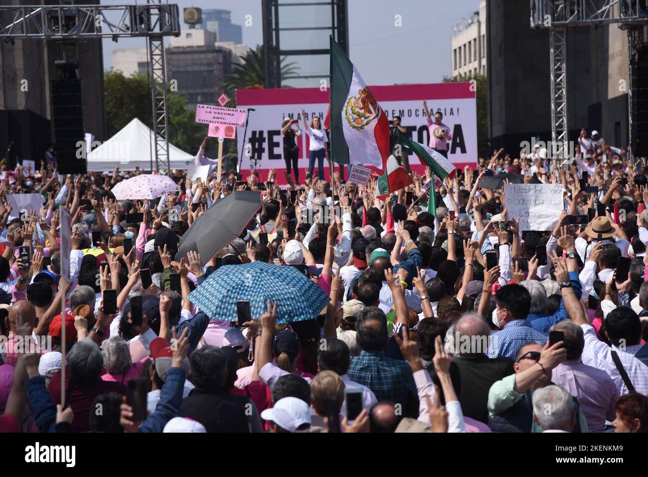 Mexiko-Stadt, Mexiko. 13.. November 2022. Tausende von Menschen protestieren am 13. November 2022 in Mexiko-Stadt, Mexiko. Am 13. November 2022 in Mexiko-Stadt, Mexiko. (Bild: © Marco Rodriguez/eyepix via ZUMA Press Wire) Bild: ZUMA Press, Inc./Alamy Live News Stockfoto