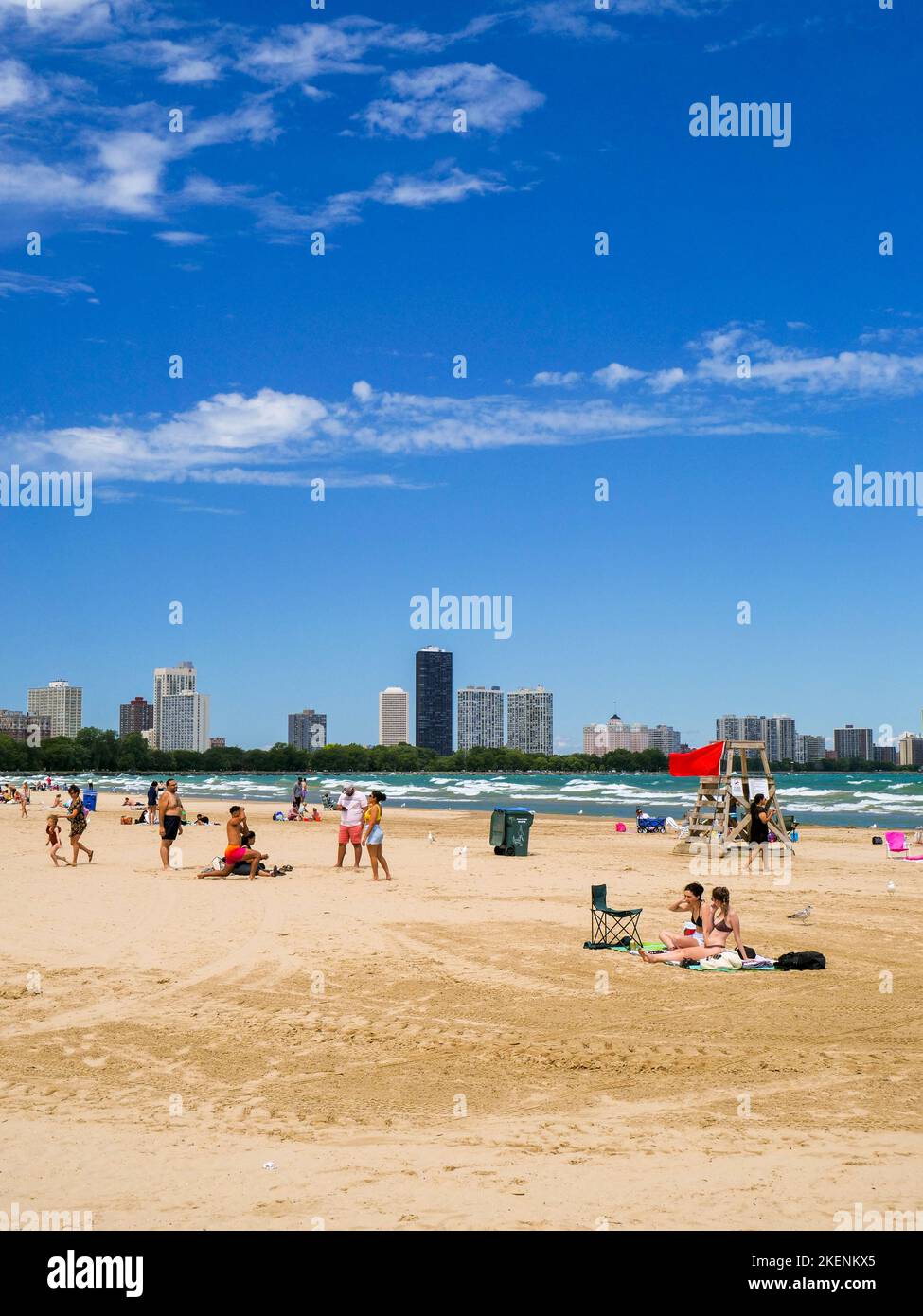 Montrose Beach, Chicago, Illinois. Die rote Flagge weist darauf hin, dass aufgrund der rauhen Brandung kein Schwimmen erlaubt ist. Stockfoto
