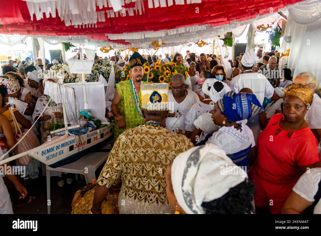 Candomble-Mitglieder werden während einer religiösen Demonstration, die als Bembe do Mercado in der Stadt Santo bekannt ist, gesehen Stockfoto