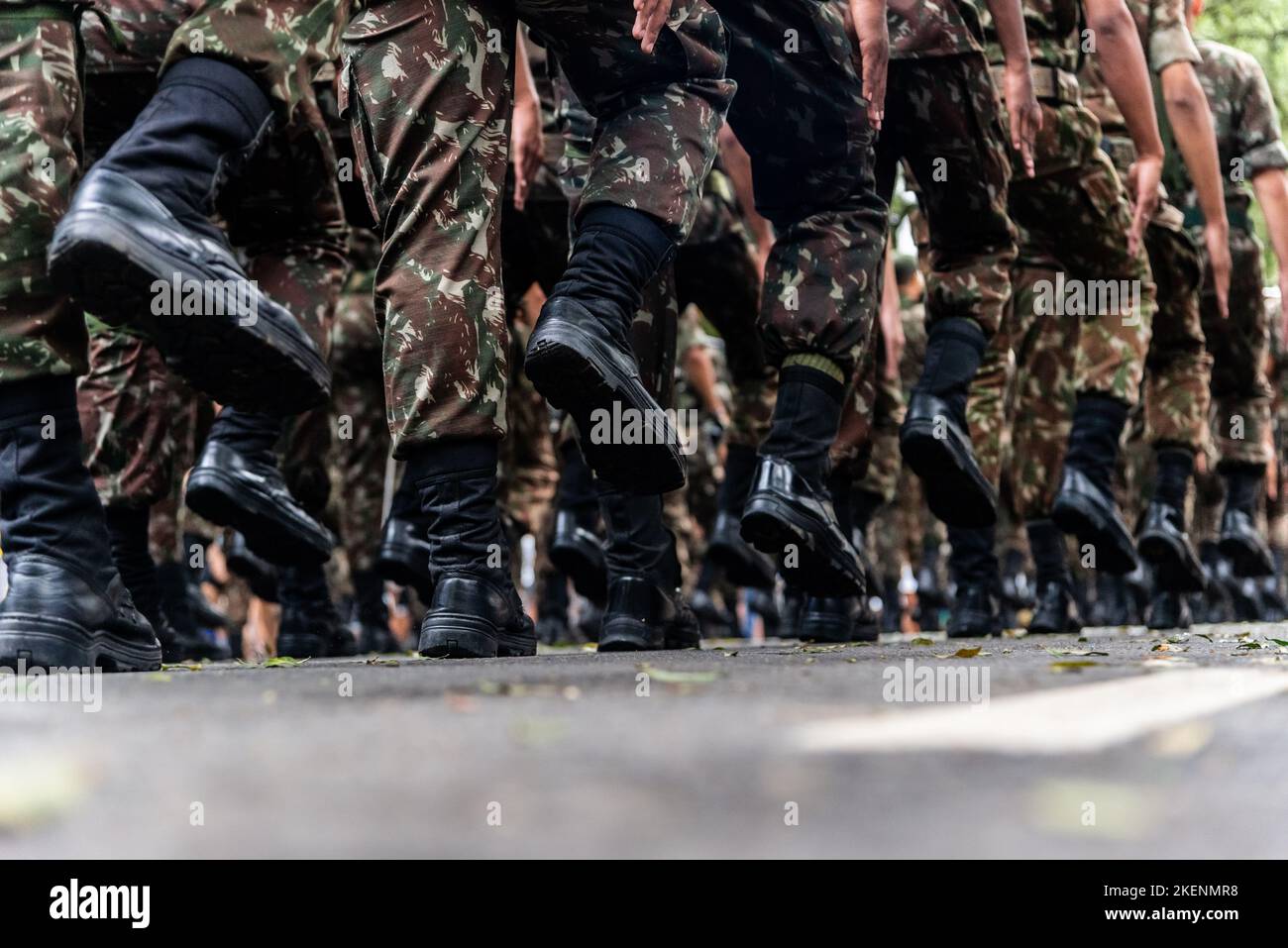 Salvador, Bahia, Brasilien - 07. September 2022: Niedrige Ansicht der Beine brasilianischer Soldaten, die während der Zeit durch die Straßen von Salvador, Bahia, marschierten Stockfoto