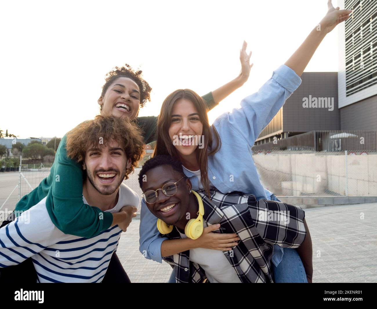 Eine Gruppe von multiethnischen jungen Freunden, die sich bei einem Sonnenuntergang in der Stadt Vergnügen. Beste Freunde Stockfoto