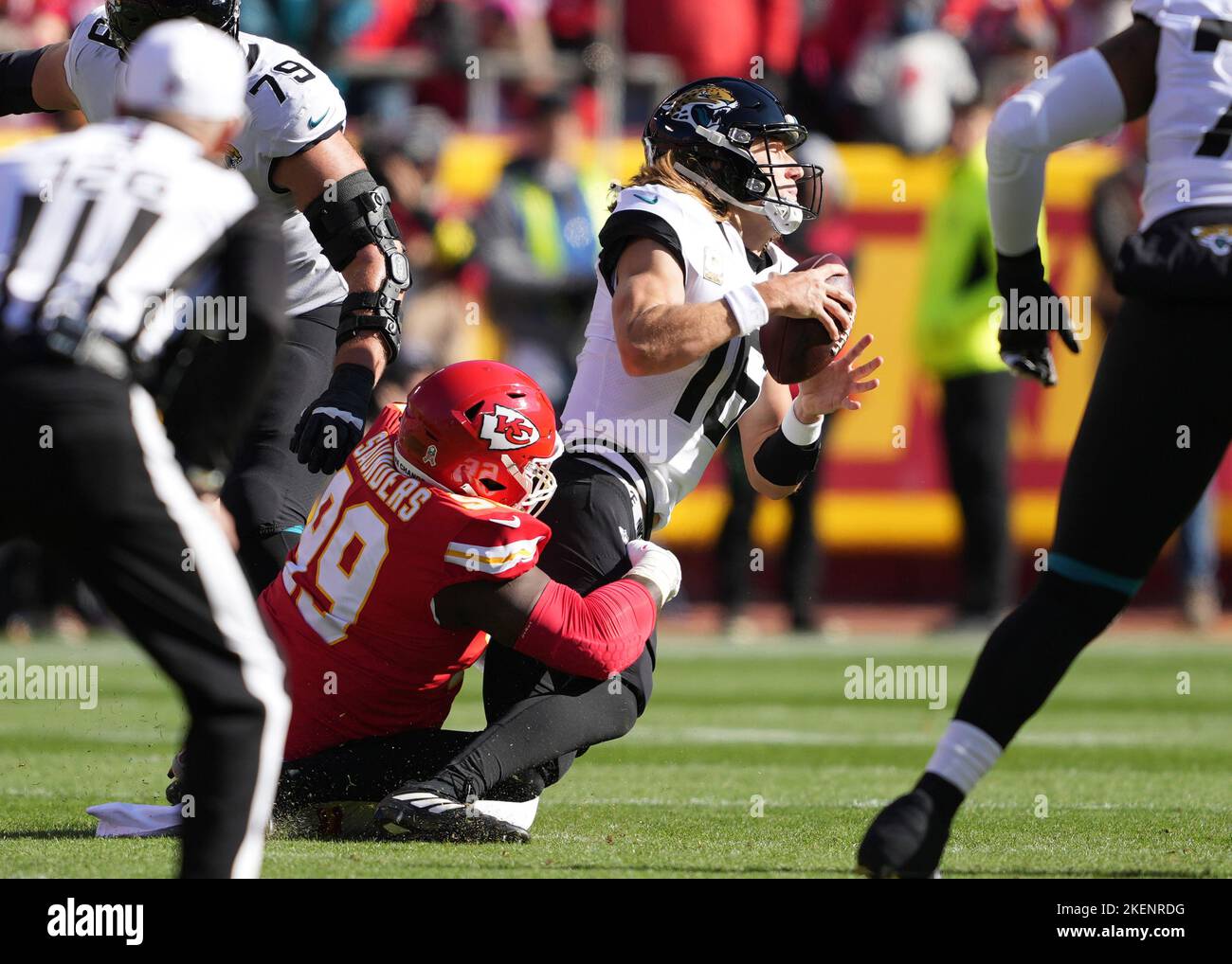 Kansas City, Usa. 13.. November 2022. Die Kansas City Chiefs defensive Tackle Khalen Saunders (99) setzt am Sonntag, den 13. November 2022, im Arrowhead Stadium in Kansas City, MO, Jacksonville Jaguars Quarterback Trevor Lawrence (16) nieder. Foto von Jon Robichaud/UPI Credit: UPI/Alamy Live News Stockfoto