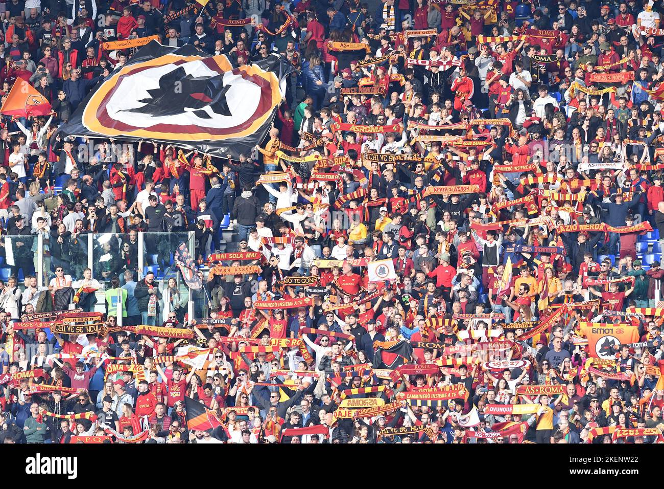 Rom, Italien. 13.. November 2022. Roma-Fans während des Fußballs Serie A Match, Stadio Olimpico, AS Roma gegen Turin, 13.. November 2022 Photographer01 Quelle: Independent Photo Agency/Alamy Live News Stockfoto