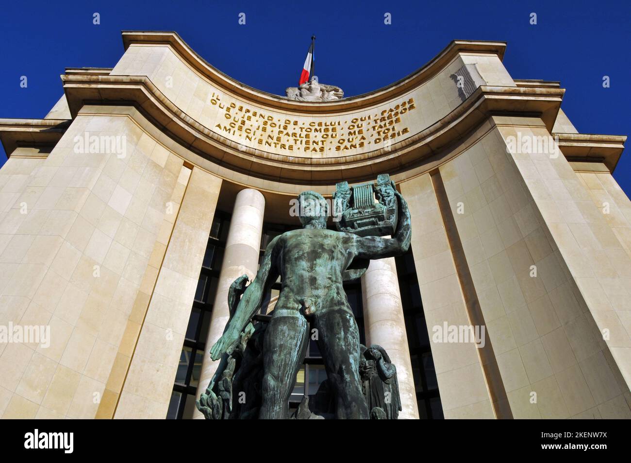 Vor der geschwungenen Fassade des Palais de Chaillot in Paris steht eine Apollo-Statue (Apollo Musagète) von Henri Bouchard. Stockfoto
