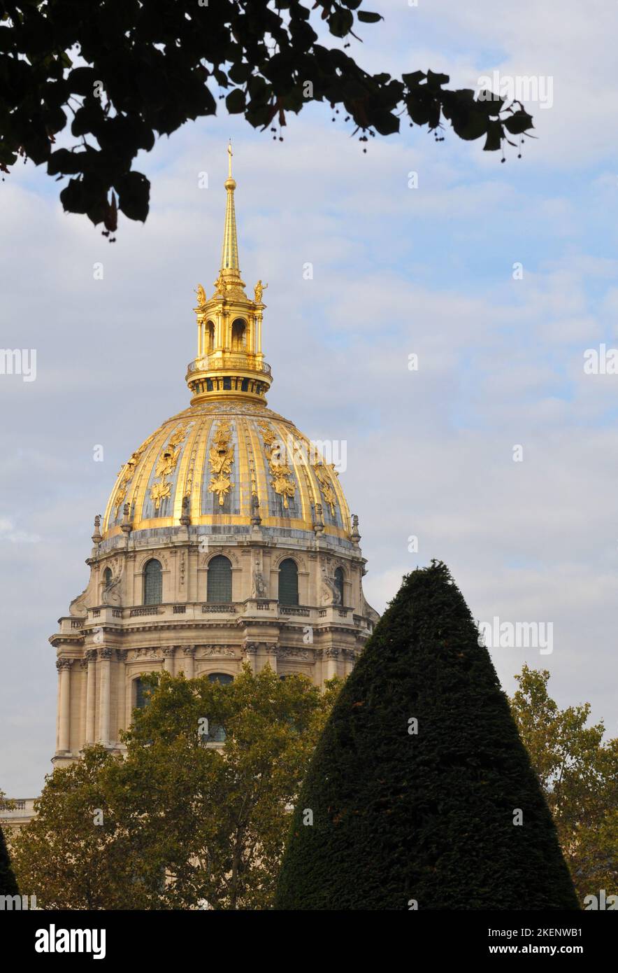Das Wahrzeichen von Paris, die Dôme des Invalides, war früher eine königliche Kapelle und beherbergt heute das Grab von Napoleon Bonaparte und anderen französischen Militärführern. Stockfoto