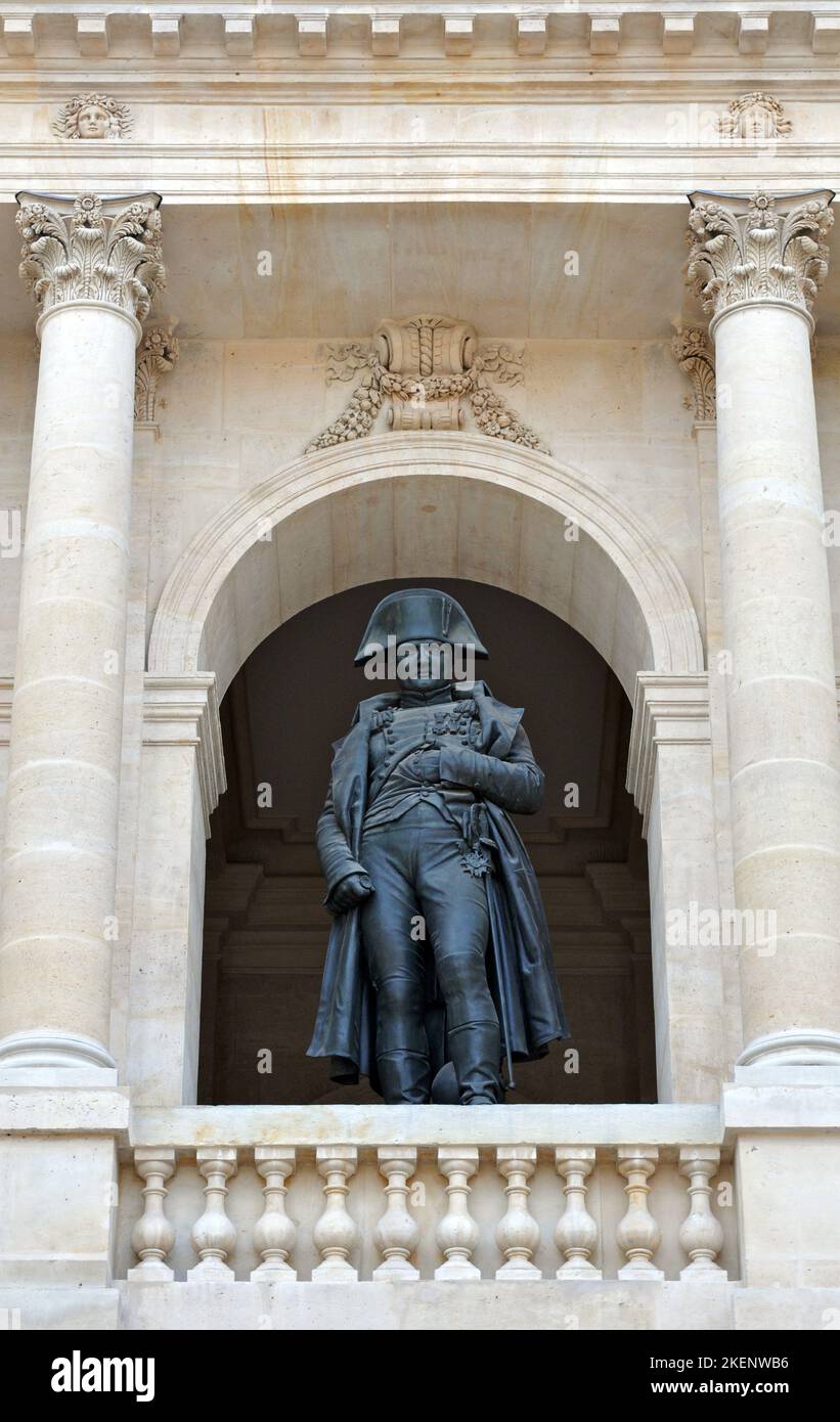 Eine Statue des französischen militärischen und politischen Führers Napoleon Bonaparte steht am Hof des berühmten Les Invalides-Komplexes in Paris. Stockfoto