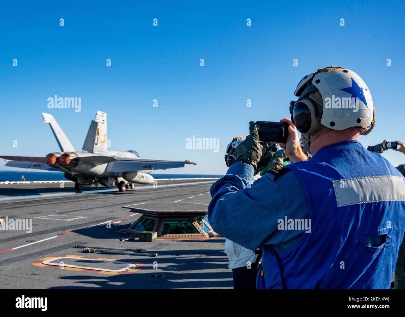 ATLANTISCHER OZEAN (Nov 11, 2022) Kanadischer Adm Hinten. David Patchell, Vizekommandant der US 2.-Flotte, beobachtet Flugoperationen auf dem Flugdeck der USS Gerald R. Ford (CVN 78), November 11. Die Gerald R. Ford Carrier Strike Group, die im Atlantischen Ozean eingesetzt wird, führt Schulungen und Operationen zusammen mit NATO-Alliierten und Partnern durch, um die Integration für zukünftige Einsätze zu verbessern und das Engagement der US-Marine für eine friedliche, stabile und konfliktfreie Atlantikregion zu demonstrieren. (USA Navy Foto von Mass Communication Specialist 1. Klasse Ryan Seelbach) Stockfoto