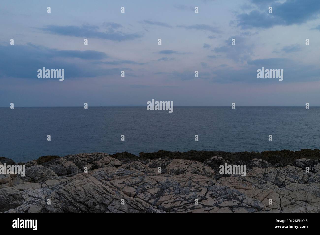 Sonnenuntergang an der Adria in Kroatien. Wunderschöne Natur und Landschaftsfoto der dalmatinischen Küste am Abend. Stockfoto