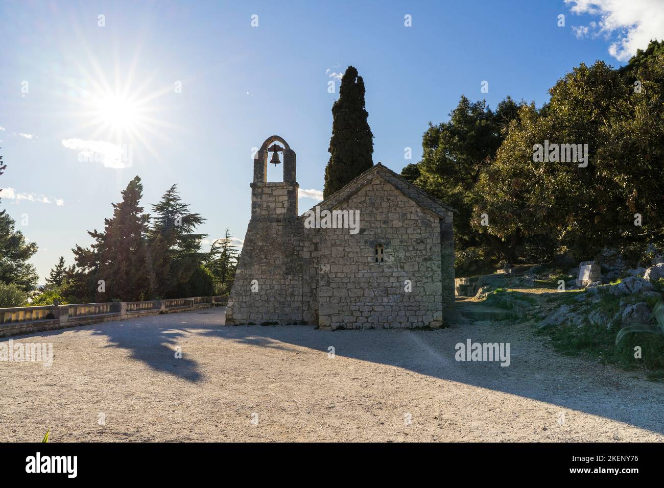 SplitCroatia - 02,23:2022, schöner sonniger Tag in der Altstadt von Split in Kroatien. Kirche am Marjan-Hügel. Stockfoto