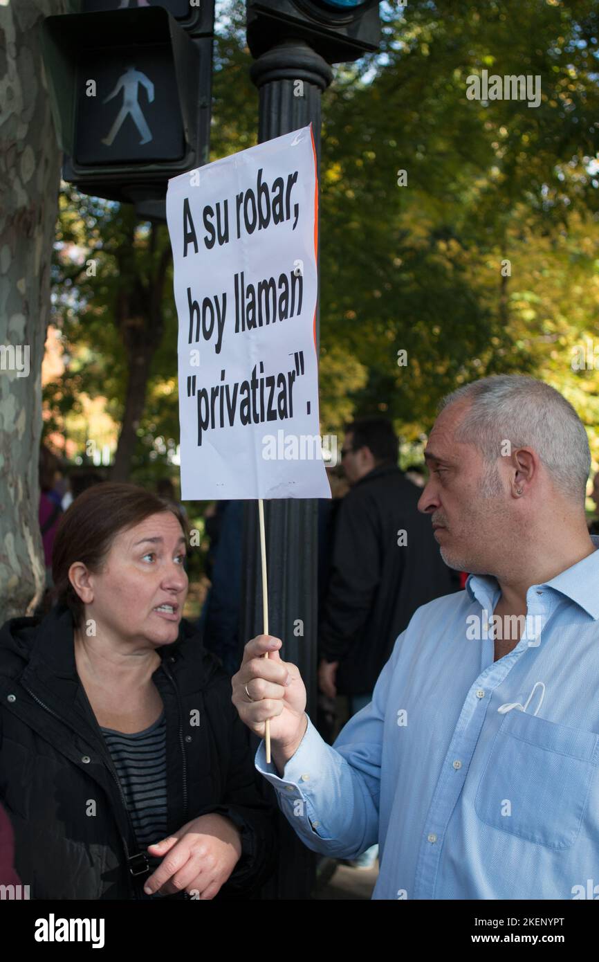 Madrid, Spanien. 13.. November 2022. Ein Pancart, der sagt: "Es zu diebben´s heißt privatice". (Foto: Jorge Gonzalez/Pacific Press) Quelle: Pacific Press Media Production Corp./Alamy Live News Stockfoto