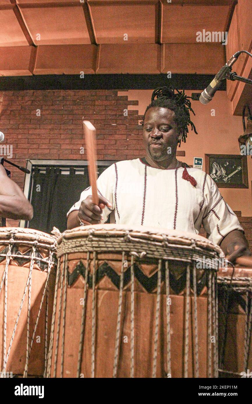 Rom, Italien. 12.. November 2022. Ismaila Mbaye & Tribal Percussion im Boogie Club Jazz Live. Sie begleitete sie und tanzte senegalesische Volkstänze zur Tänzerin Elisa. (Foto von Daniela Franceschelli/Pacific Press) Quelle: Pacific Press Media Production Corp./Alamy Live News Stockfoto