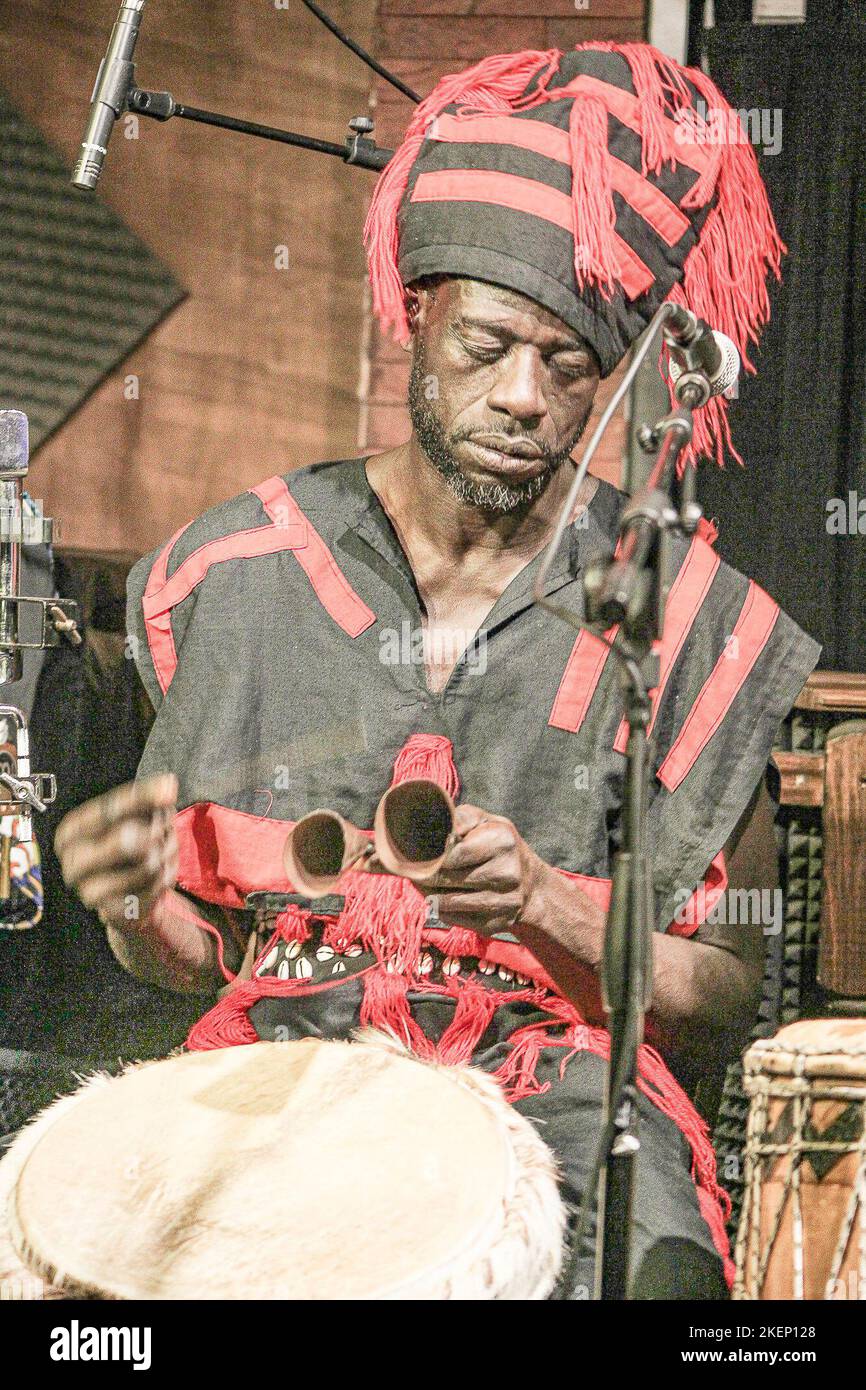 Rom, Italien. 13.. November 2022. Ismaila Mbaye & Tribal Percussion im Boogie Club Jazz Live. Sie begleitete sie und tanzte senegalesische Volkstänze zur Tänzerin Elisa. (Foto von Daniela Franceschelli/Pacific Press) Quelle: Pacific Press Media Production Corp./Alamy Live News Stockfoto