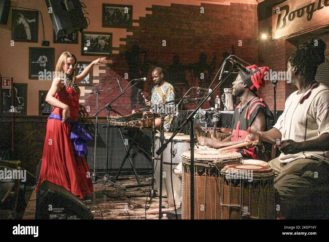 Italien. 13.. November 2022. Ismaila Mbaye & Tribal Percussion im Boogie Club Jazz Live. Sie begleitete sie und tanzte senegalesische Volkstänze zur Tänzerin Elisa. (Foto von Daniela Franceschelli/Pacific Press) Quelle: Pacific Press Media Production Corp./Alamy Live News Stockfoto