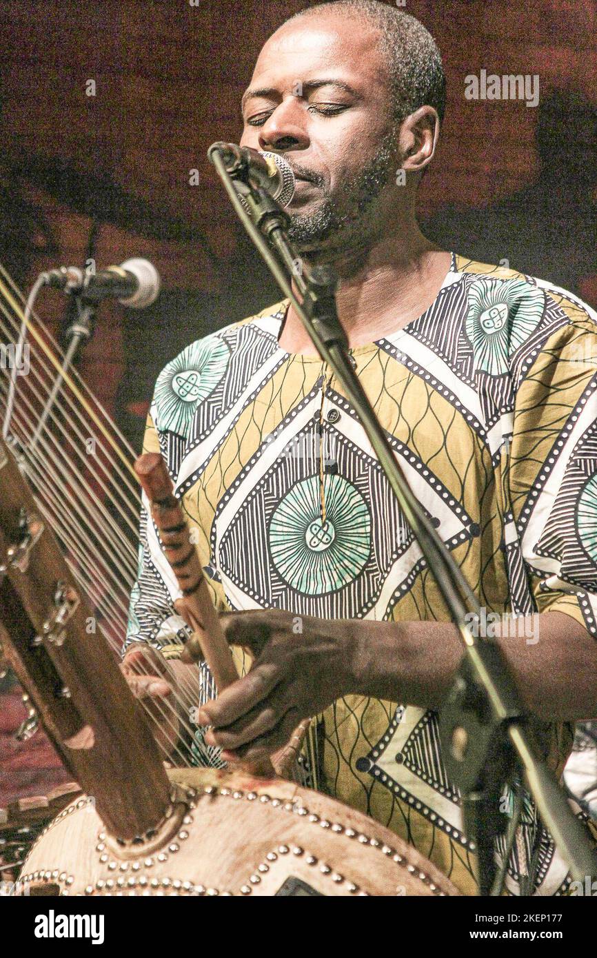 Rom, Italien. 12.. November 2022. Ismaila Mbaye & Tribal Percussion im Boogie Club Jazz Live. Sie begleitete sie und tanzte senegalesische Volkstänze zur Tänzerin Elisa. (Foto von Daniela Franceschelli/Pacific Press) Quelle: Pacific Press Media Production Corp./Alamy Live News Stockfoto