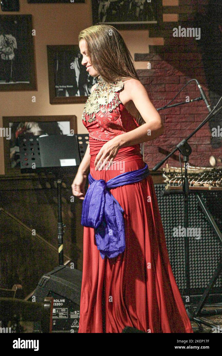 Rom, Italien. 13.. November 2022. Ismaila Mbaye & Tribal Percussion im Boogie Club Jazz Live. Sie begleitete sie und tanzte senegalesische Volkstänze zur Tänzerin Elisa. (Foto von Daniela Franceschelli/Pacific Press) Quelle: Pacific Press Media Production Corp./Alamy Live News Stockfoto