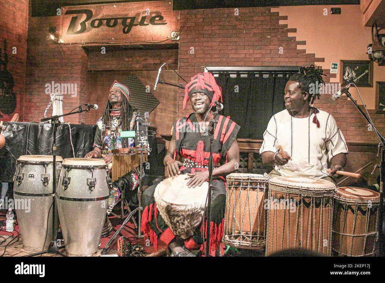 Rom, Italien. 12.. November 2022. Ismaila Mbaye & Tribal Percussion im Boogie Club Jazz Live. Sie begleitete sie und tanzte senegalesische Volkstänze zur Tänzerin Elisa. (Foto von Daniela Franceschelli/Pacific Press) Quelle: Pacific Press Media Production Corp./Alamy Live News Stockfoto