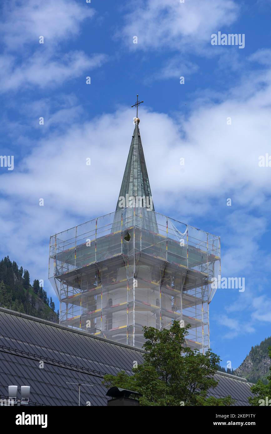 Gerüstter Kirchturm der St. Johannes Baptist Kirche, Bad hindelang, Allgäu, Bayern, Deutschland Stockfoto
