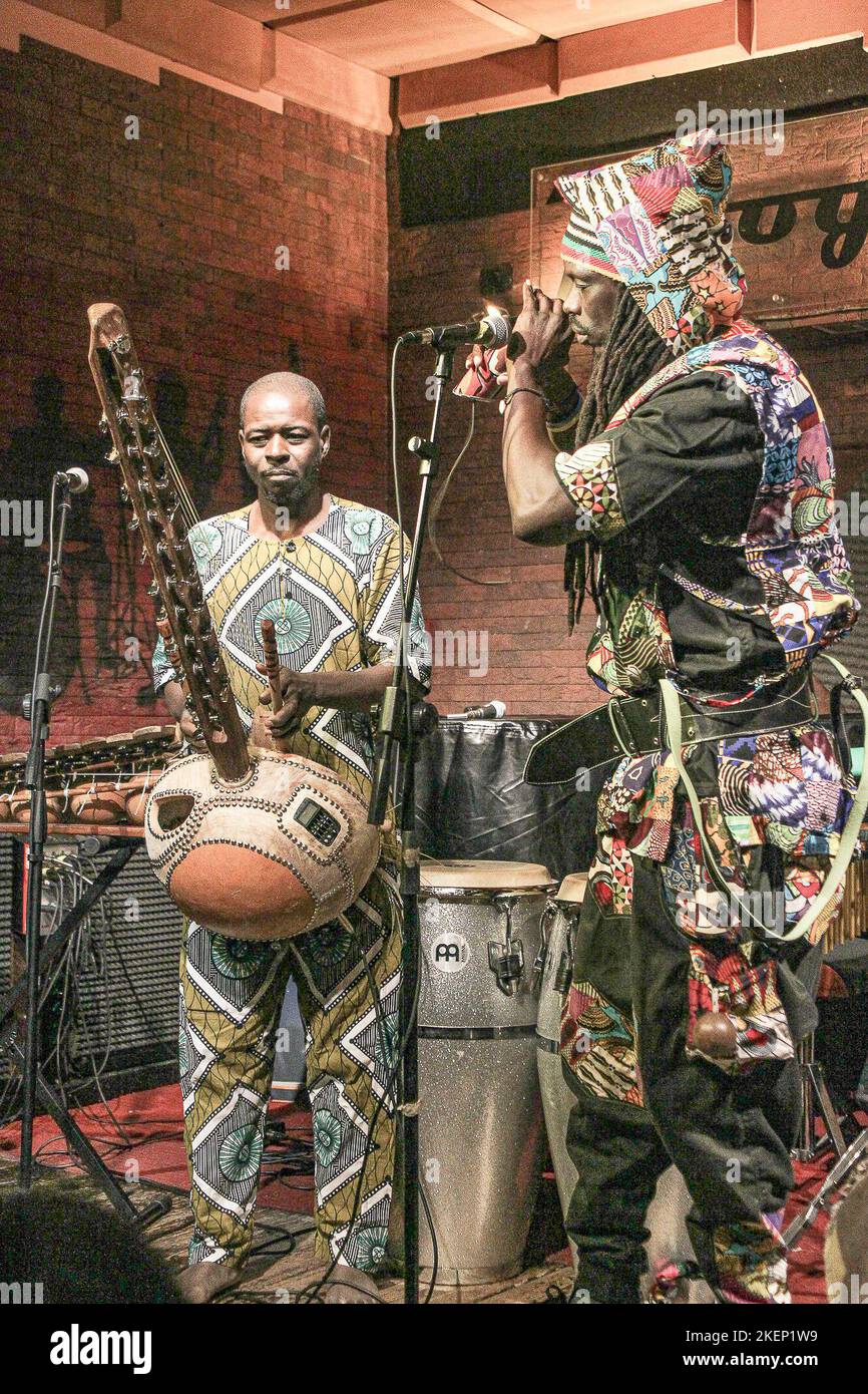 12. November 2022, Rom, Italien: Ismaila Mbaye & Tribal Percussion im Boogie Club Jazz Live. Sie begleitete sie und tanzte senegalesische Volkstänze zur Tänzerin Elisa. (Bild: © Daniela Franceschelli/Pacific Press via ZUMA Press Wire) Stockfoto