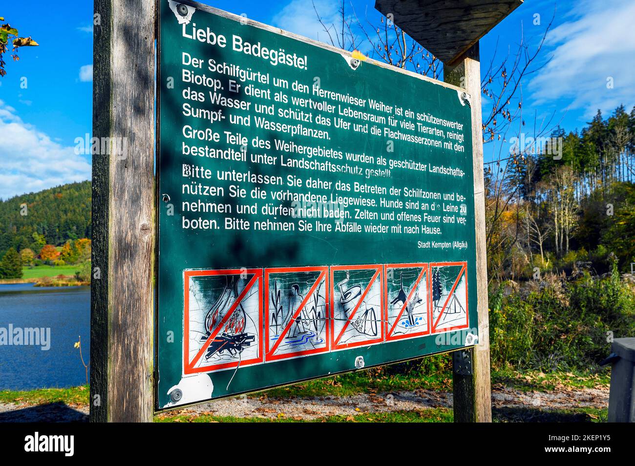 Hinweisschild am herbstlichen Herrenwieser Weiher Teich bei Kempten, Allgäu, Oberes Allgäu, Bayern, Deutschland Stockfoto