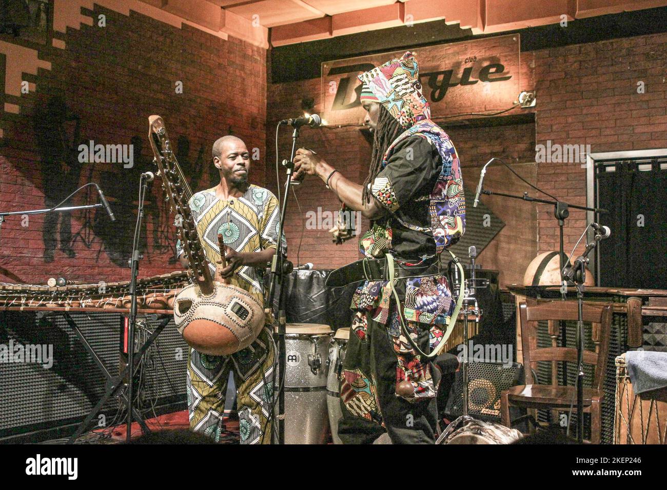 12. November 2022, Rom, Italien: Ismaila Mbaye & Tribal Percussion im Boogie Club Jazz Live. Sie begleitete sie und tanzte senegalesische Volkstänze zur Tänzerin Elisa. (Bild: © Daniela Franceschelli/Pacific Press via ZUMA Press Wire) Stockfoto