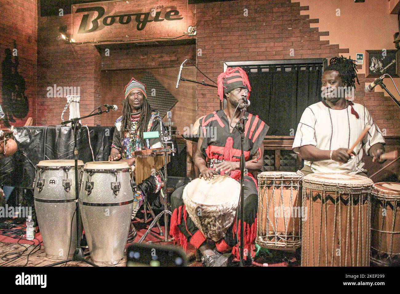 12. November 2022, Rom, Italien: Ismaila Mbaye & Tribal Percussion im Boogie Club Jazz Live. Sie begleitete sie und tanzte senegalesische Volkstänze zur Tänzerin Elisa. (Bild: © Daniela Franceschelli/Pacific Press via ZUMA Press Wire) Stockfoto