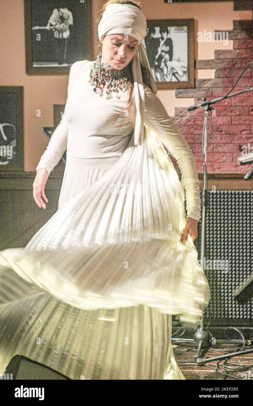 13. November 2022, Rom, Italien: Ismaila Mbaye & Tribal Percussion im Boogie Club Jazz Live. Sie begleitete sie und tanzte senegalesische Volkstänze zur Tänzerin Elisa. (Bild: © Daniela Franceschelli/Pacific Press via ZUMA Press Wire) Stockfoto