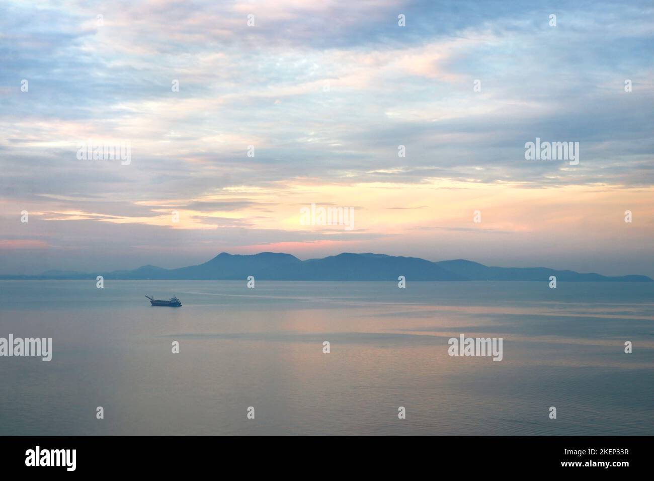 Landschaft Blick auf friedliche Meer mit wunderschönen Sonnenaufgang Hintergrund Stockfoto