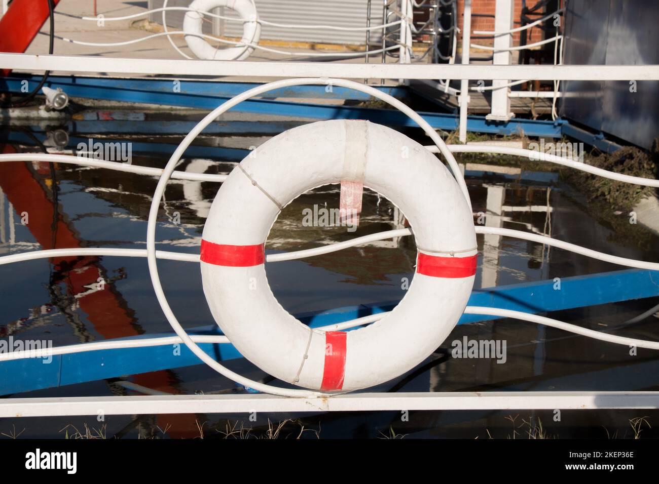 Lebensretter oder Rettungsring für eine ertrinkende Person zu greifen Stockfoto Lebensretter oder Rettungsring für eine ertrinkende Person zu greifen Stockfoto