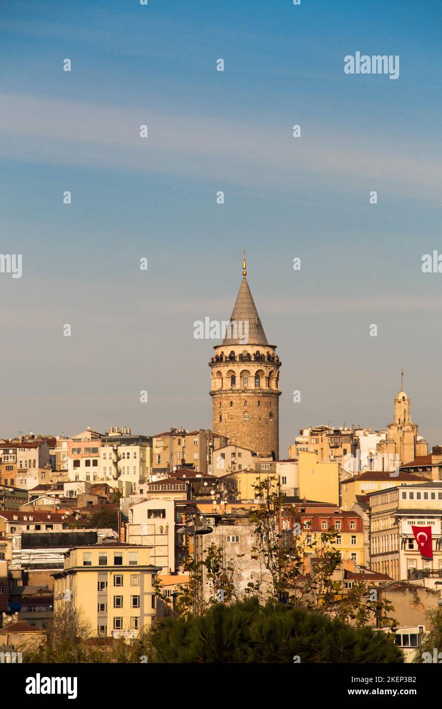 Blick auf den Galata-Turm aus dem Goldenen Horn von Istanbul Stockfoto