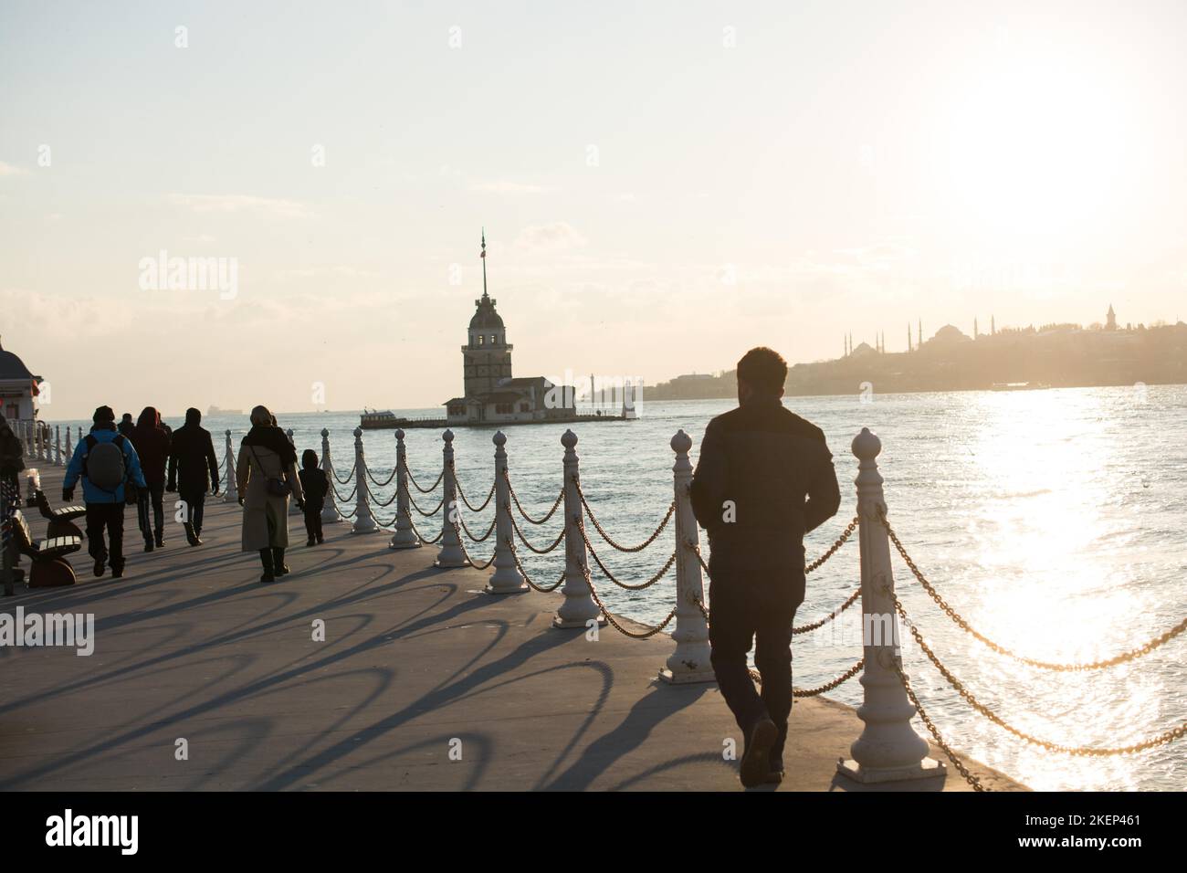 Blick vom Maiden-Turm am Abend, mit der Hagia Sophia und der Blauen Moschee in der Ferne Stockfoto