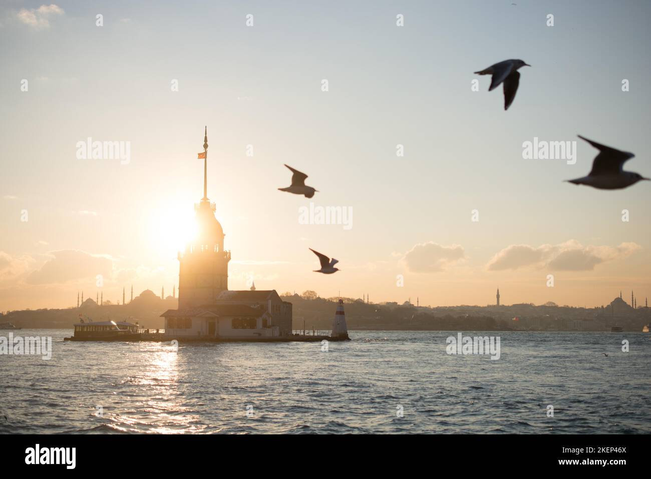 Blick vom Maiden-Turm am Abend, mit der Hagia Sophia und der Blauen Moschee in der Ferne Stockfoto
