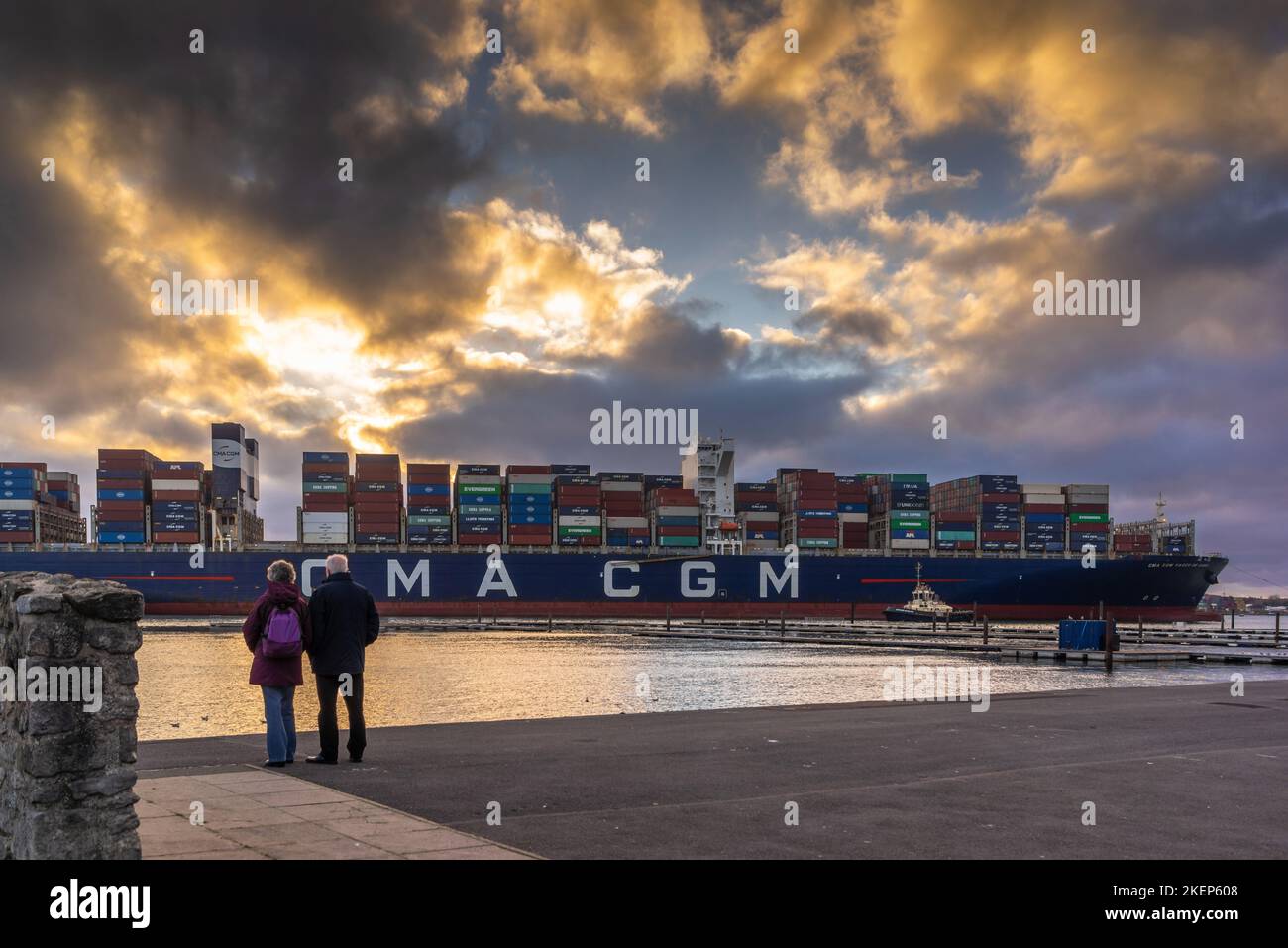 Ein CMA CGM-Containerschiff kommt aus Sicht des Mayflower Park, Southampton, Hampshire, England, Großbritannien, im Hafen von Southampton an Stockfoto