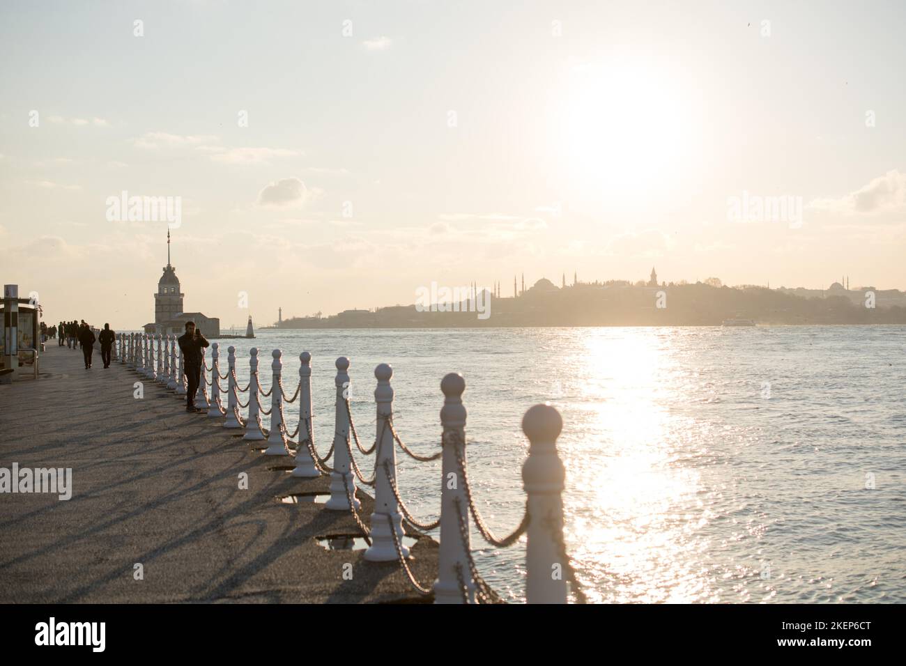 Blick vom Maiden-Turm am Abend, mit der Hagia Sophia und der Blauen Moschee in der Ferne Stockfoto