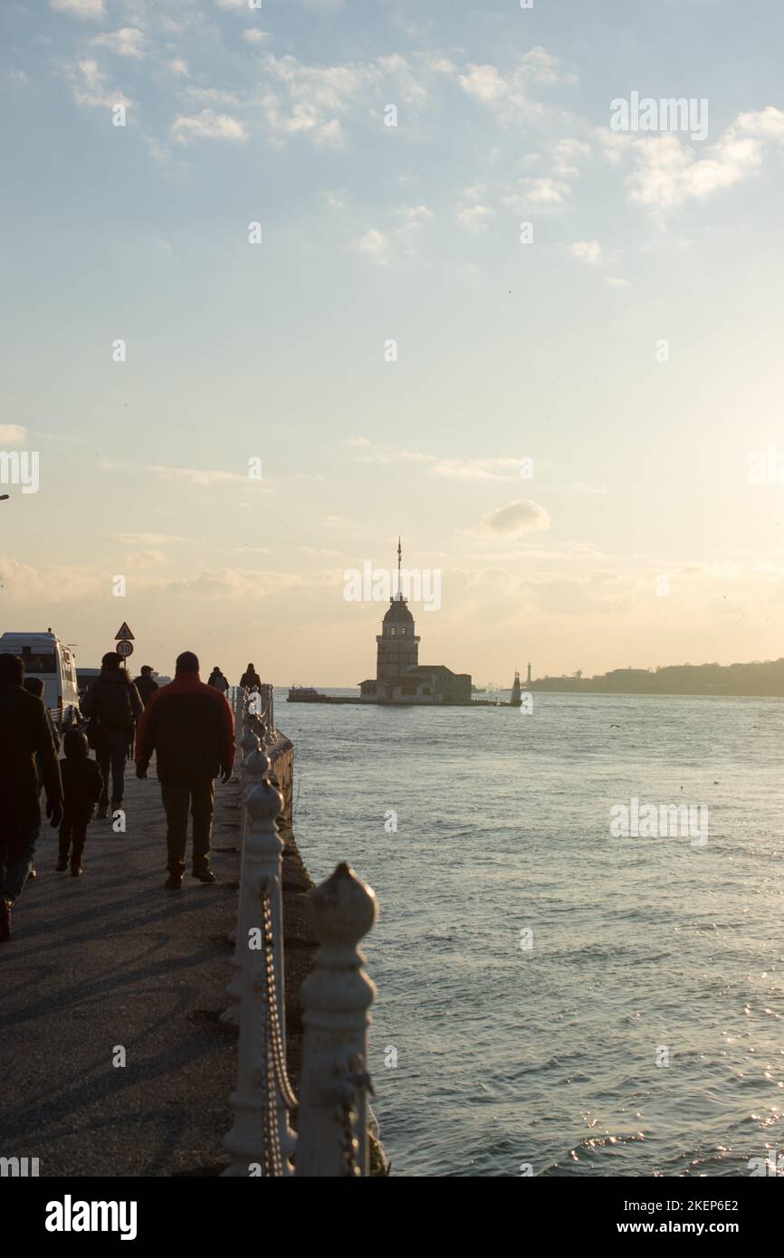 Blick vom Maiden-Turm am Abend, mit der Hagia Sophia und der Blauen Moschee in der Ferne Stockfoto