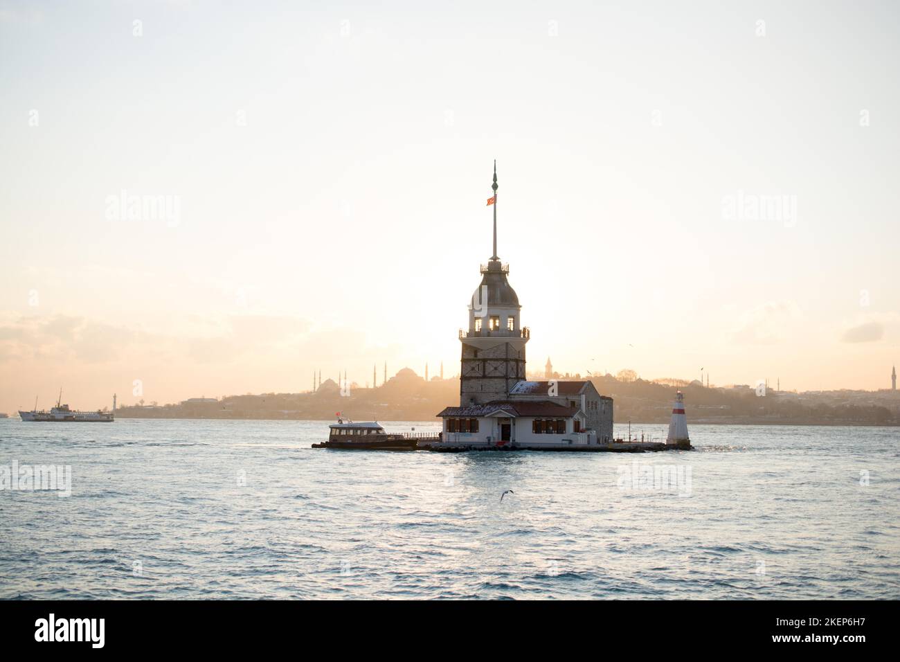 Blick vom Maiden-Turm am Abend, mit der Hagia Sophia und der Blauen Moschee in der Ferne Stockfoto