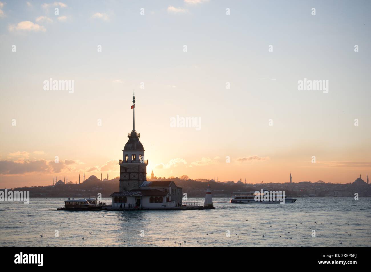 Blick vom Maiden-Turm am Abend, mit der Hagia Sophia und der Blauen Moschee in der Ferne Stockfoto