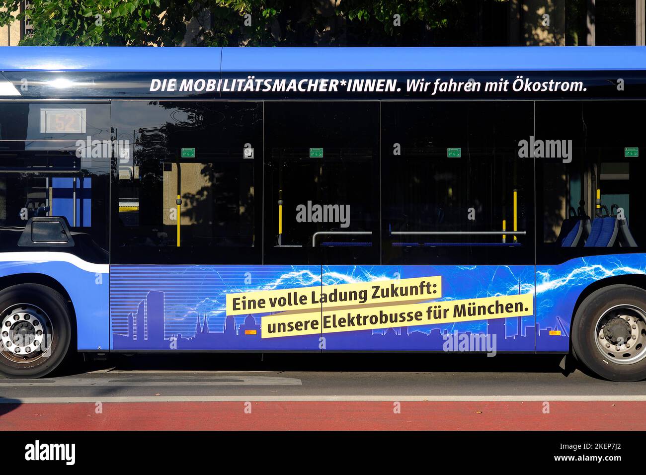 Werbung für E-Mobilität auf einem Elektrobus, E-Bus der MVG, Münchner Verkehrsgesellschaft, Seitenansicht, München, Bayern, Deutschland Stockfoto