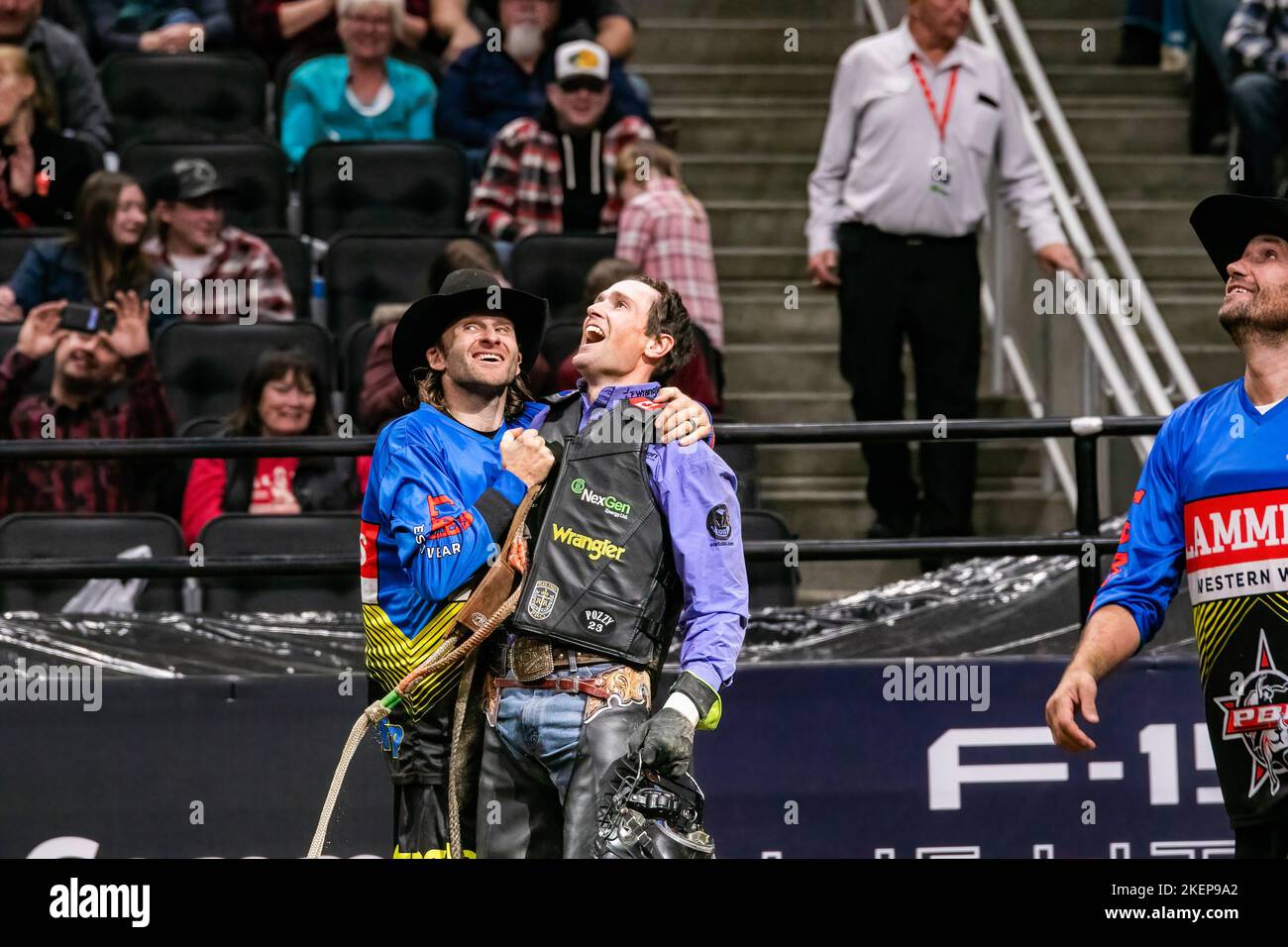 Rogers Place, Kanada. 12.. November 2022. Nick Tetz feiert während der Canadian National Professional Bull Riding Championships. Kredit: SOPA Images Limited/Alamy Live Nachrichten Stockfoto