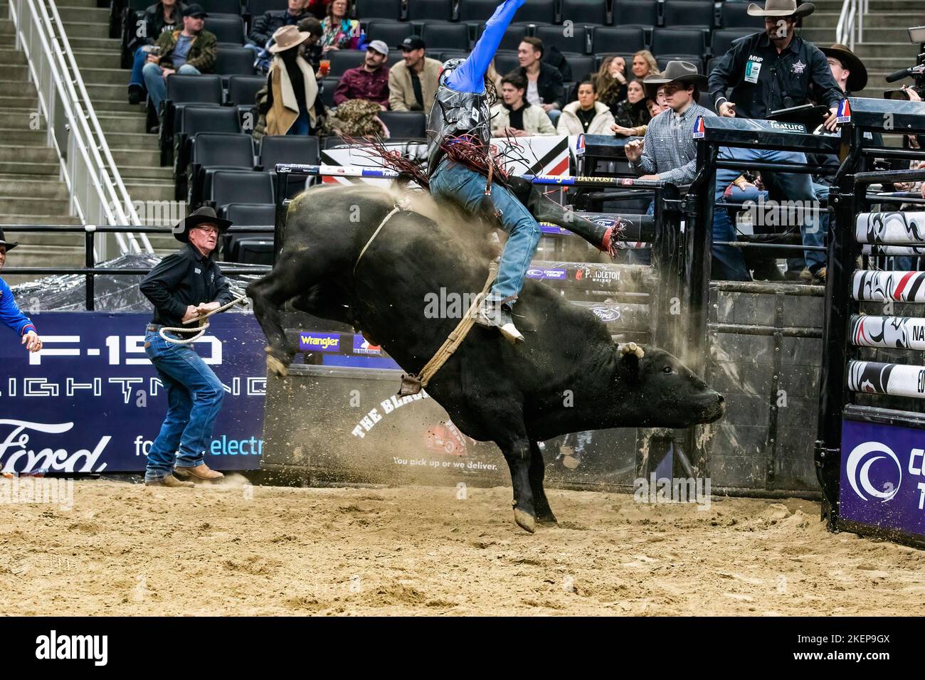 Rogers Place, Kanada. 12.. November 2022. Brock Radford bei den Canadian National Professional Bull Riding Championships in Aktion gesehen. (Foto von Ron Palmer/SOPA Images/Sipa USA) Quelle: SIPA USA/Alamy Live News Stockfoto