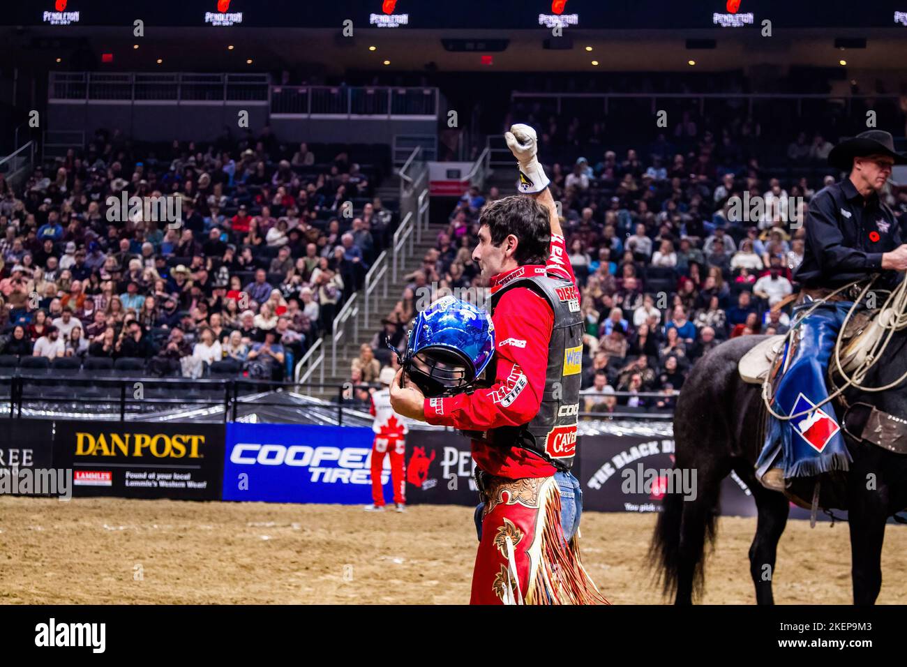 Rogers Place, Kanada. 12.. November 2022. Silvano Alves feiert nach seinem dritten Ritt während der Canadian National Professional Bull Riding Championship. (Foto von Ron Palmer/SOPA Images/Sipa USA) Quelle: SIPA USA/Alamy Live News Stockfoto