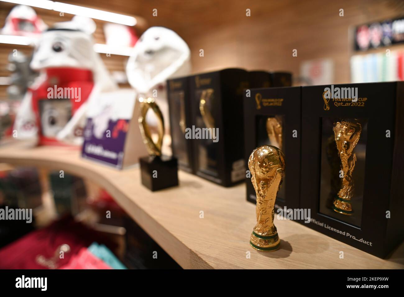 Doha, Katar. 13.. November 2022. FIFA World Cup Qatar 2022-Produkte werden am 13. November 2022 in einem Geschenkeladen im Qatar National Museum in Doha, Katar, ausgestellt. Kredit: Nikku/Xinhua/Alamy Live Nachrichten Stockfoto