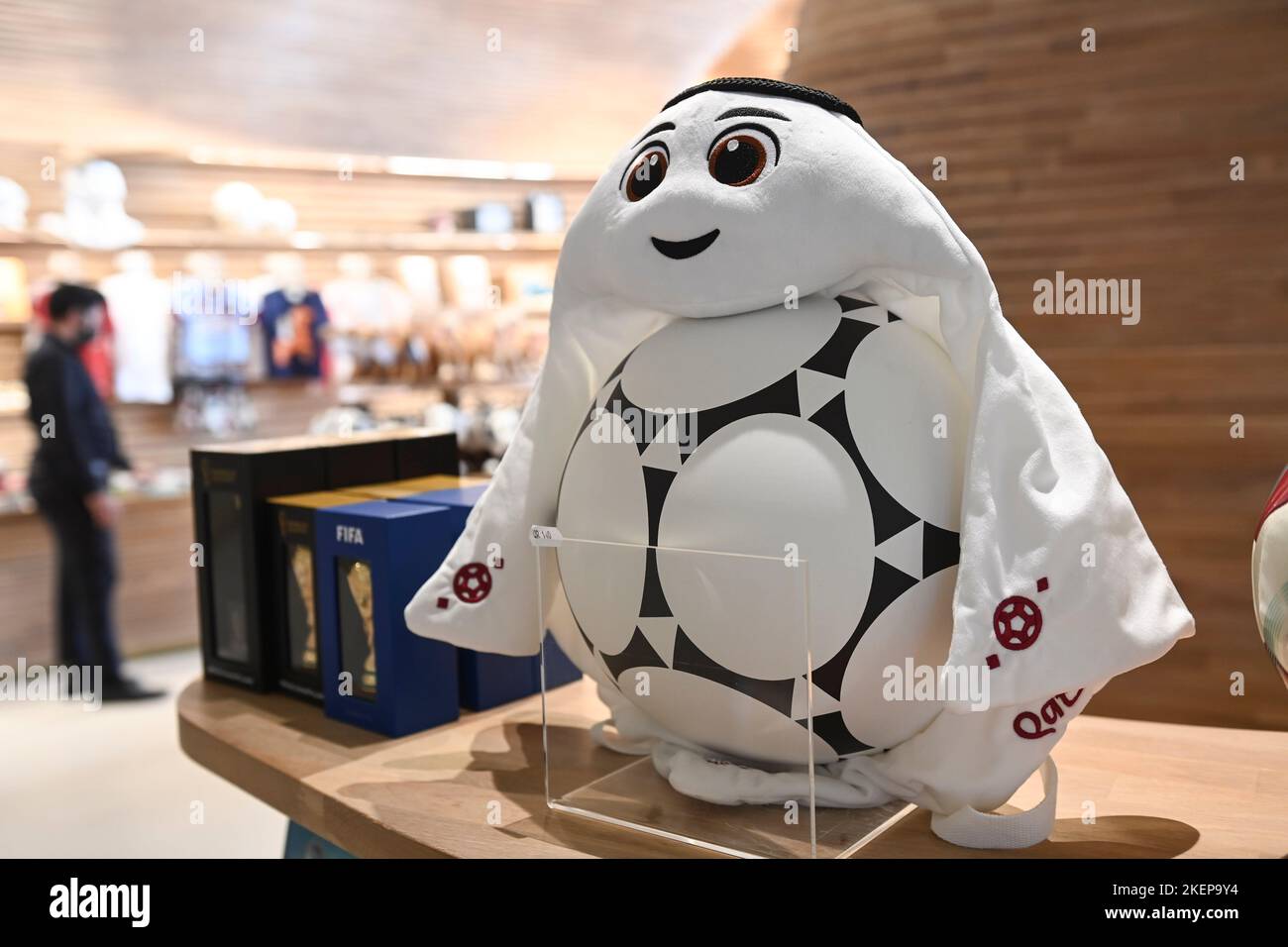 Doha, Katar. 13.. November 2022. FIFA World Cup Qatar 2022-Produkte werden am 13. November 2022 in einem Geschenkeladen im Qatar National Museum in Doha, Katar, ausgestellt. Kredit: Nikku/Xinhua/Alamy Live Nachrichten Stockfoto