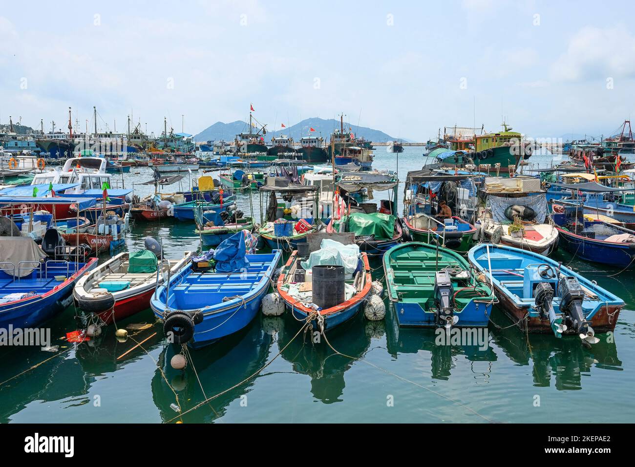 Farbenfrohe Fischerboote, die am Pier anlegen - Cheung Chau Harbour, vorgelagerte Inseln; Hongkong, China Stockfoto