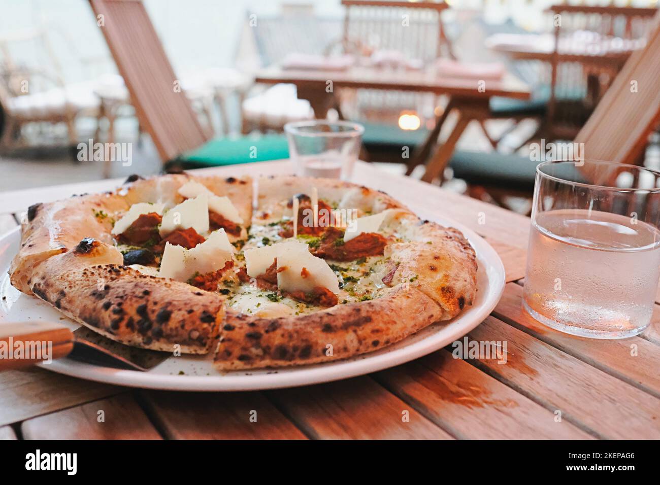 Eine moderne margherita Pizza aus dem Holzofen von Napoli im Freien auf einer Dachterrasse in der Kytaly Bar and Restaurant im Zentrum von Hongkong Stockfoto